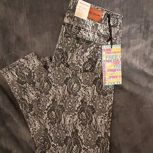 Ladies Black &white floral print skinny jeans, sz 9, 97% cotton, 3% spandex, NWT